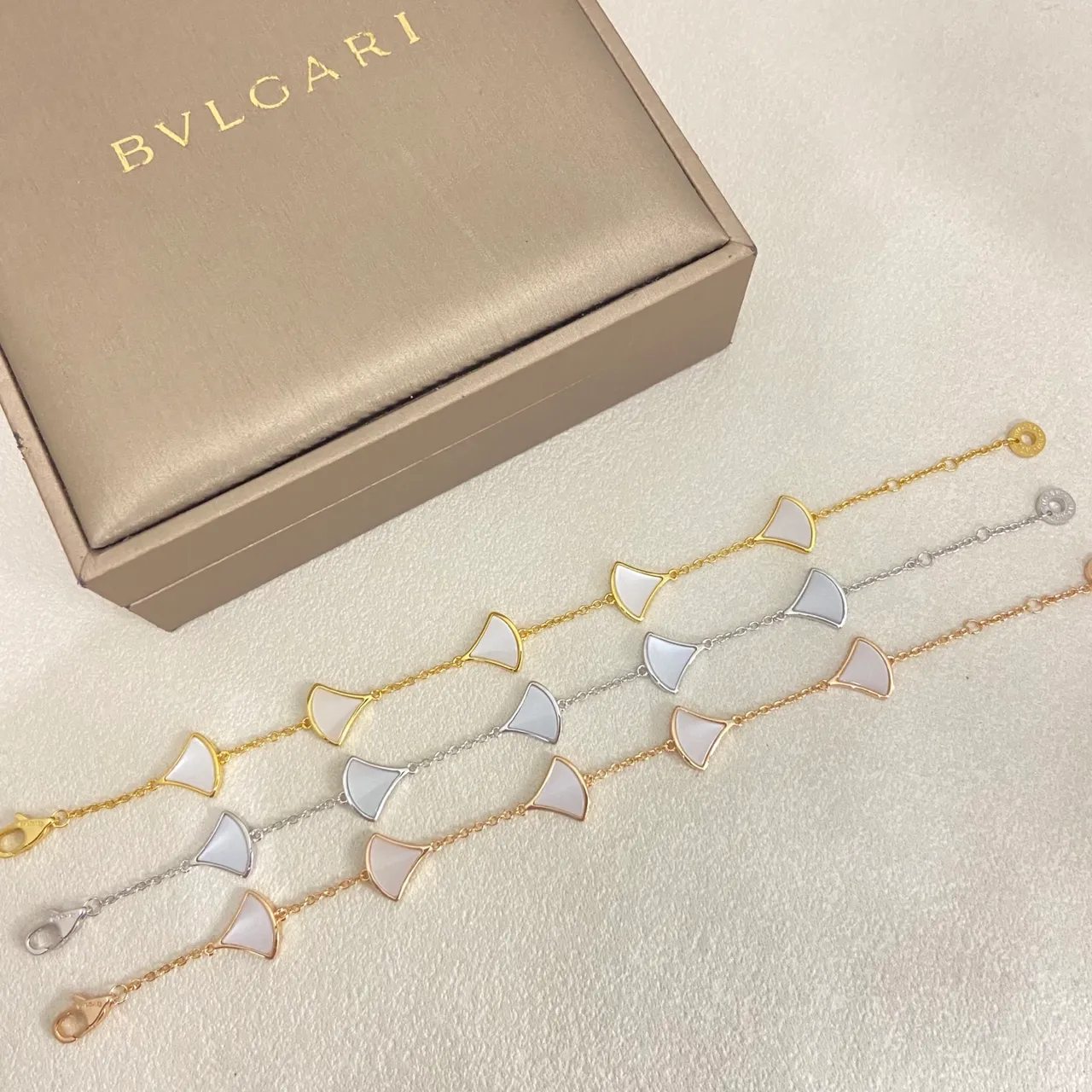 Bvlgari Divas’ Dream White Gold Fan-Shaped Pendants Mother-of-Pearl Inlay Bracelet