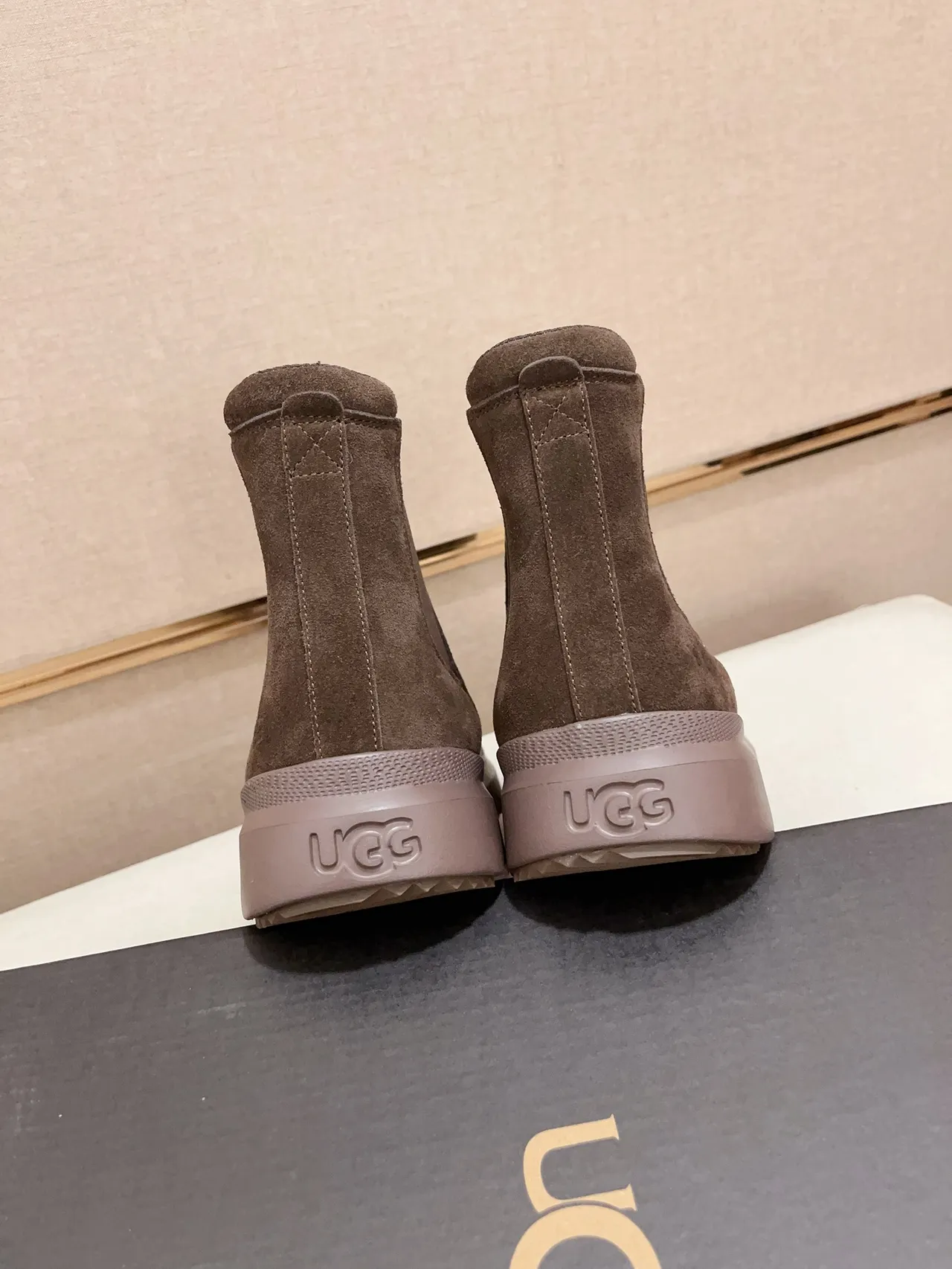 UGG Chelsea Boot Brown Gray Suede Upper Elastic Side Gussets Chelsea Boots