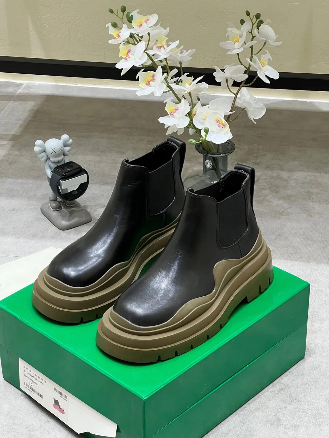 Bottega Veneta Le Cagole Black Leather Chelsea Boots