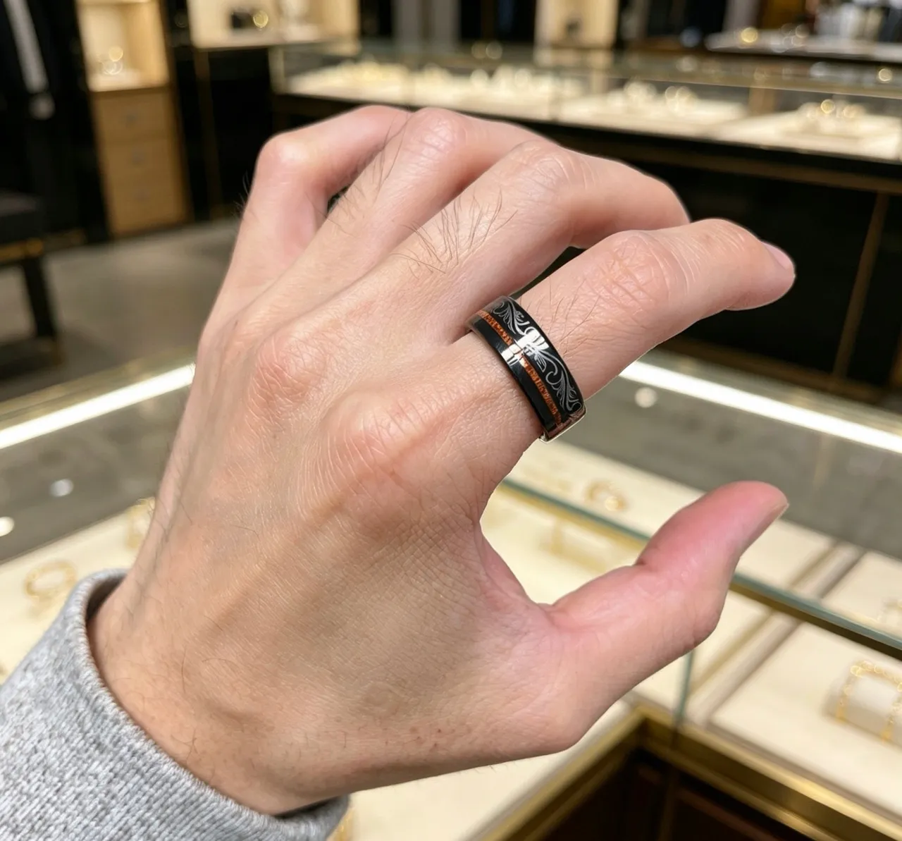 Gucci Black Brown Polished Band Floral Engraving Ring