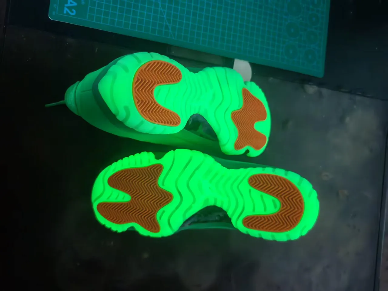 Air Jordan 11 Monochromatic Green High-Top Basketball Shoes
