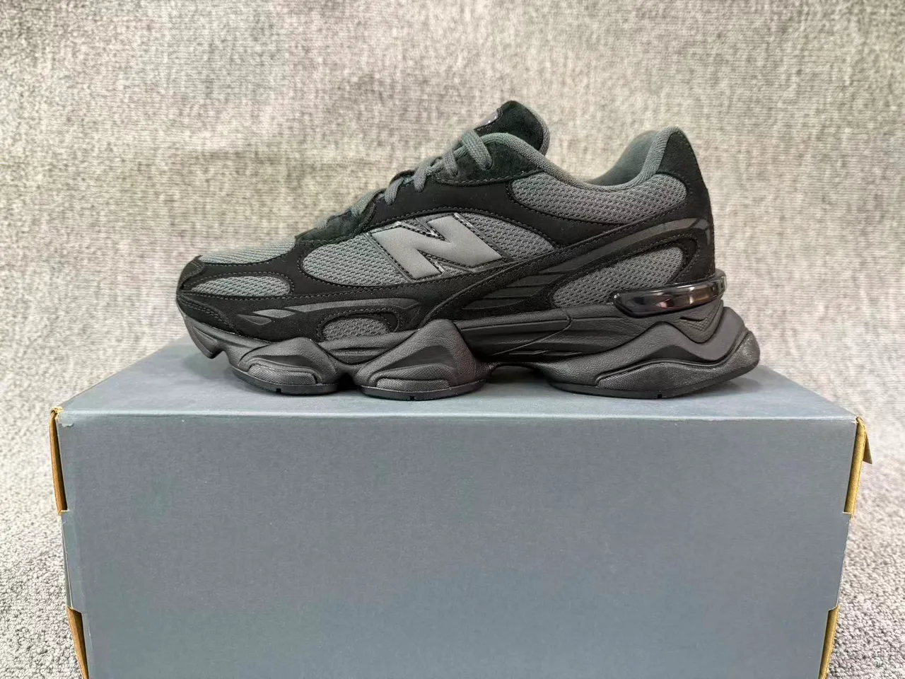 New Balance Black Gray Sculpted Sole Mixed Mesh And Suede Upper Chunky Sneakers