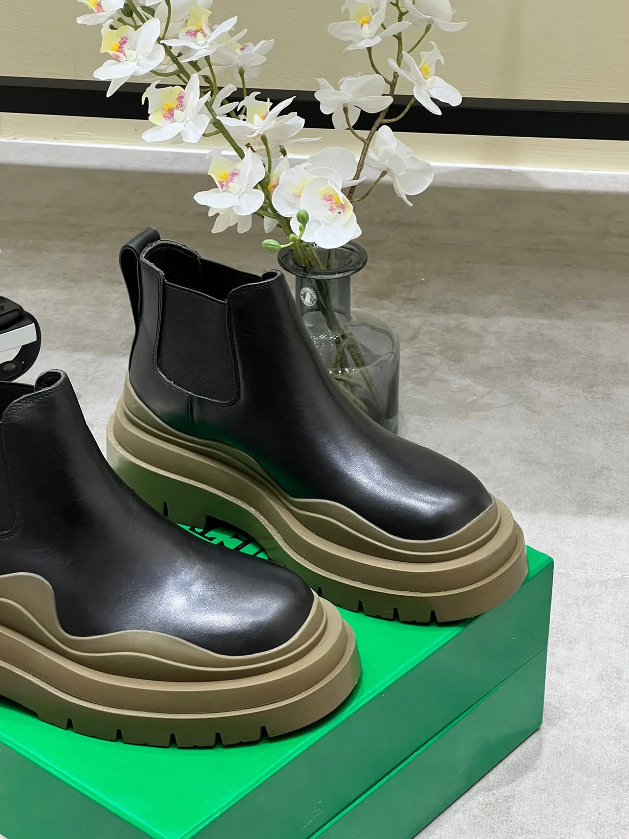 Bottega Veneta Le Cagole Black Leather Chelsea Boots