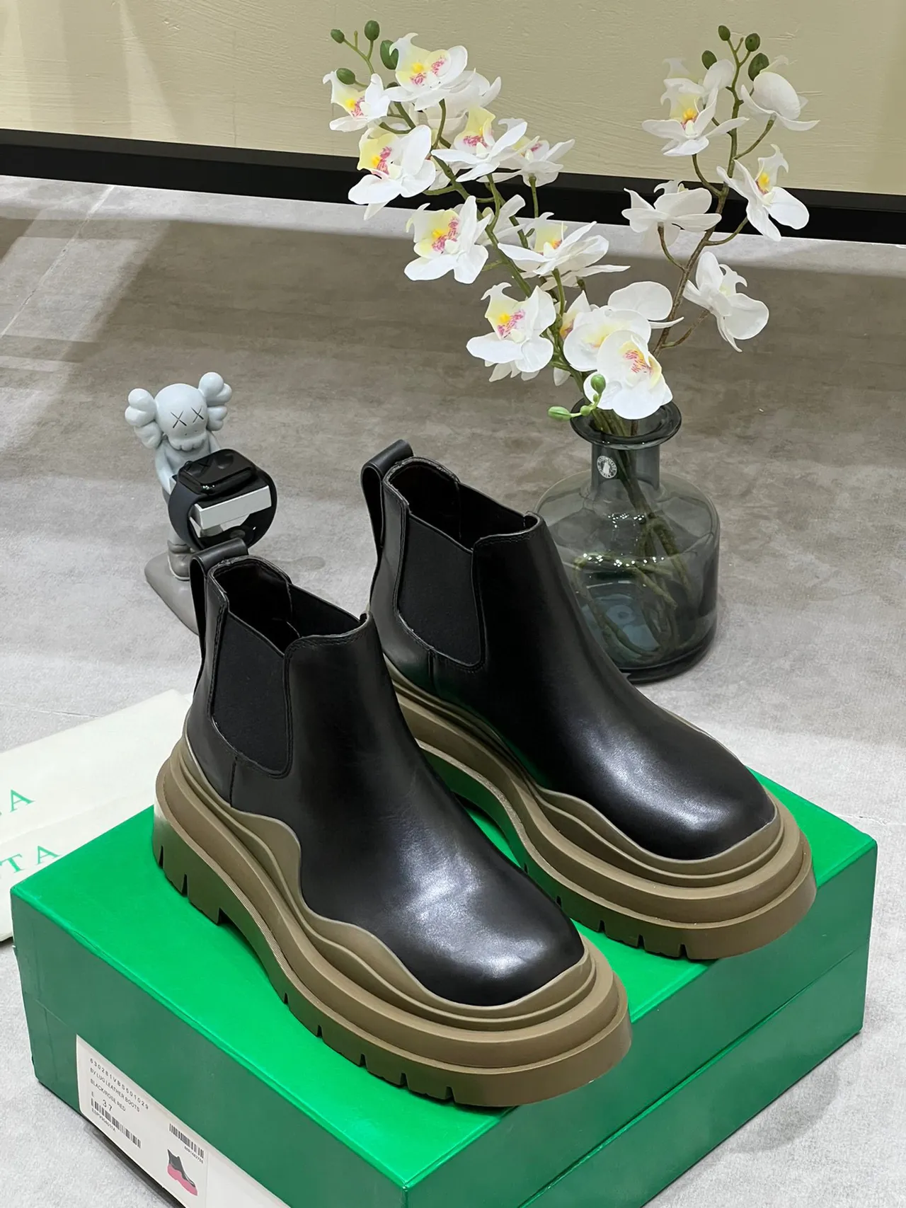 Bottega Veneta Le Cagole Black Leather Chelsea Boots