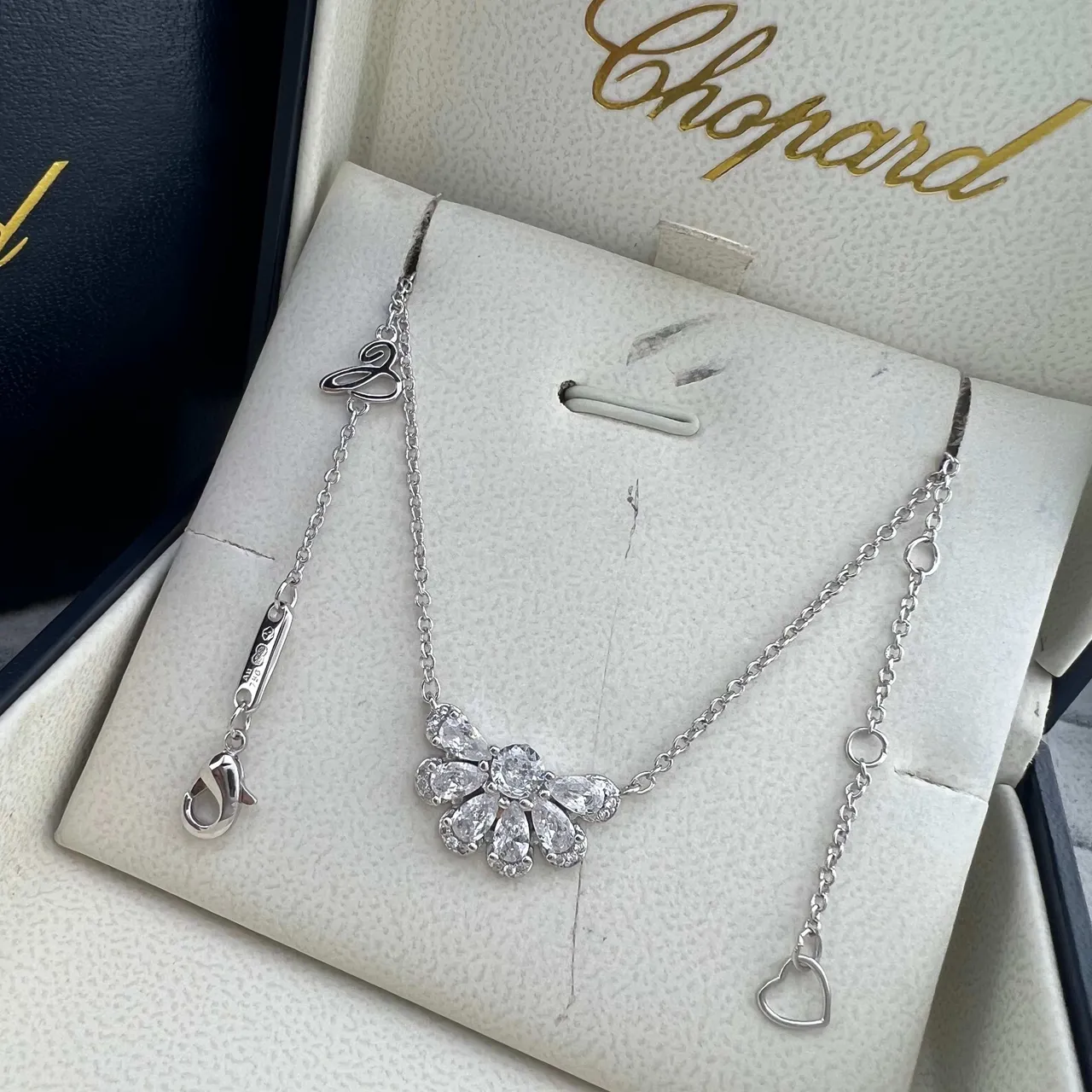 Chopard Gold Silver Floral Daisy Pendant Pear-Shaped And Round-Cut Stones Necklace