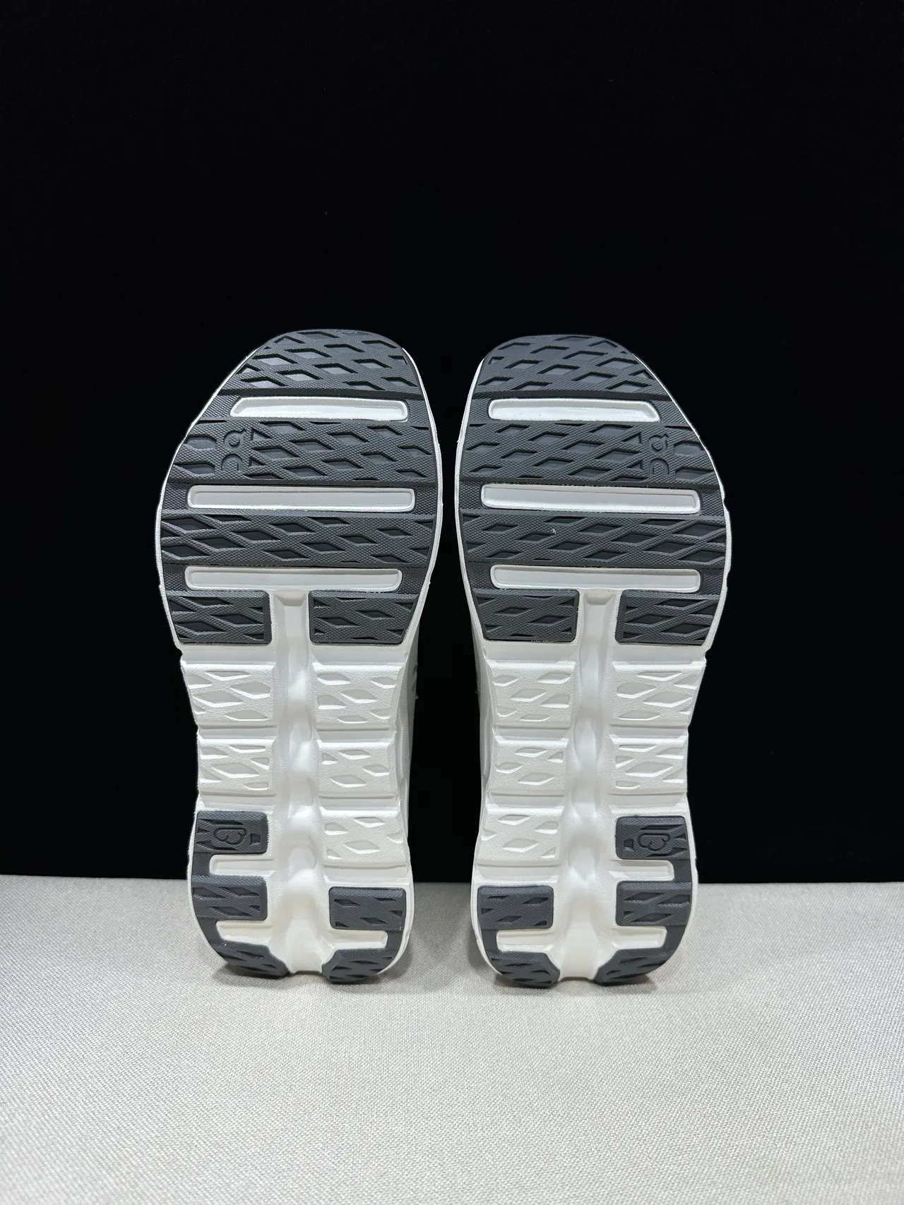 On Cloud White Blue Knit Upper Sculpted Hollow Midsole Running Shoes