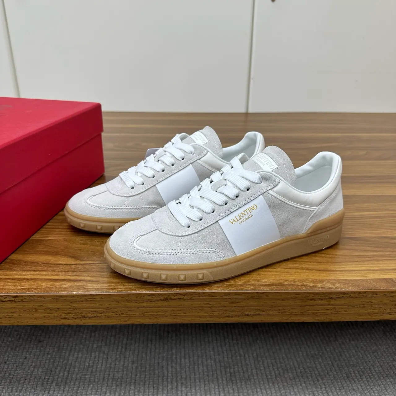 Valentino Beige White Suede And Leather Panelled Side Stripe Branding Sneakers