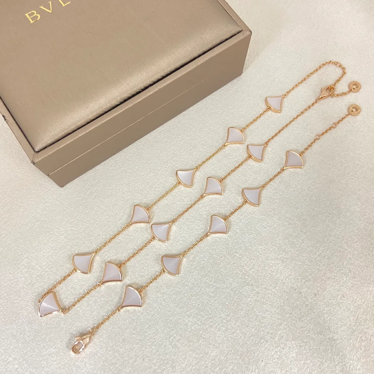 Bvlgari Divas’ Dream White Gold Fan-Shaped Pendants Mother-of-Pearl Inlay Bracelet