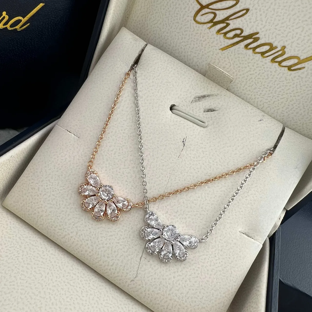 Chopard Gold Silver Floral Daisy Pendant Pear-Shaped And Round-Cut Stones Necklace