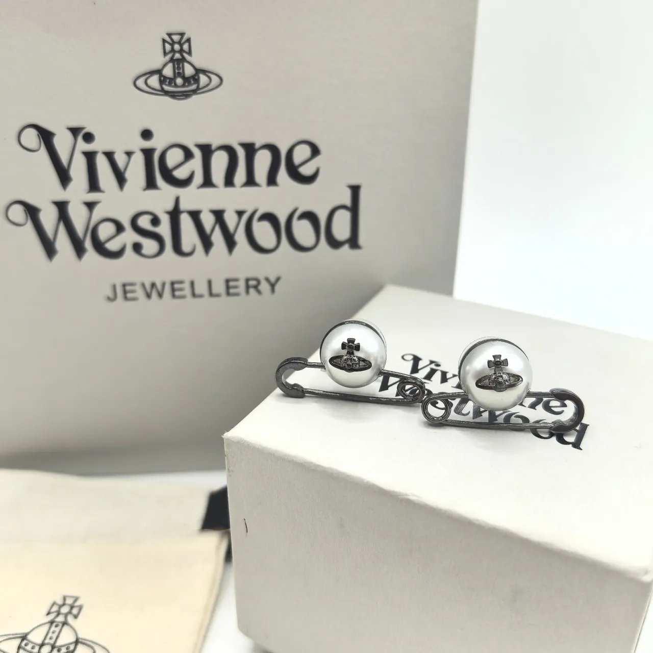 Vivienne Westwood Pearl Orb Brooch Silver Gold Safety-Pin Silhouette Sphere Brooch