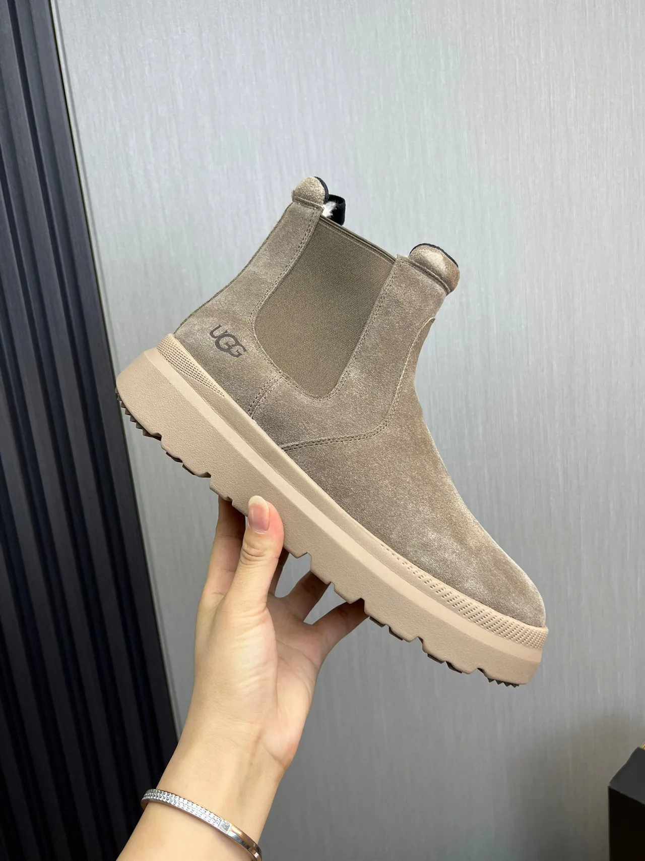 UGG Chelsea Boot Beige White Suede Upper Elastic Side Gussets Chelsea Boots