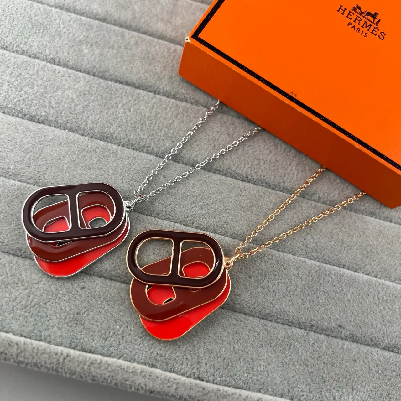 Hermès Red Brown Enamel Pendant Interlocking Oval Charms Necklace