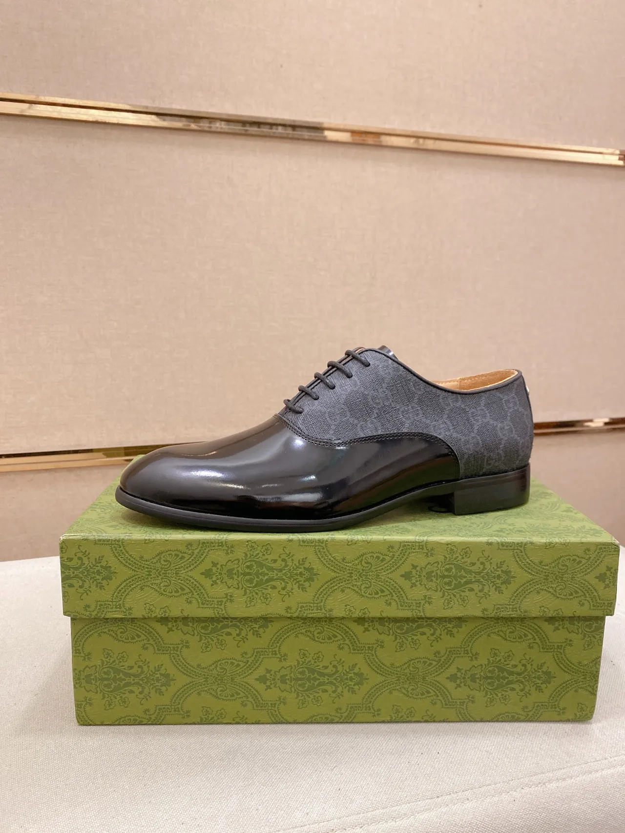 Gucci Two-Tone Cap-Toe Oxford Shoe