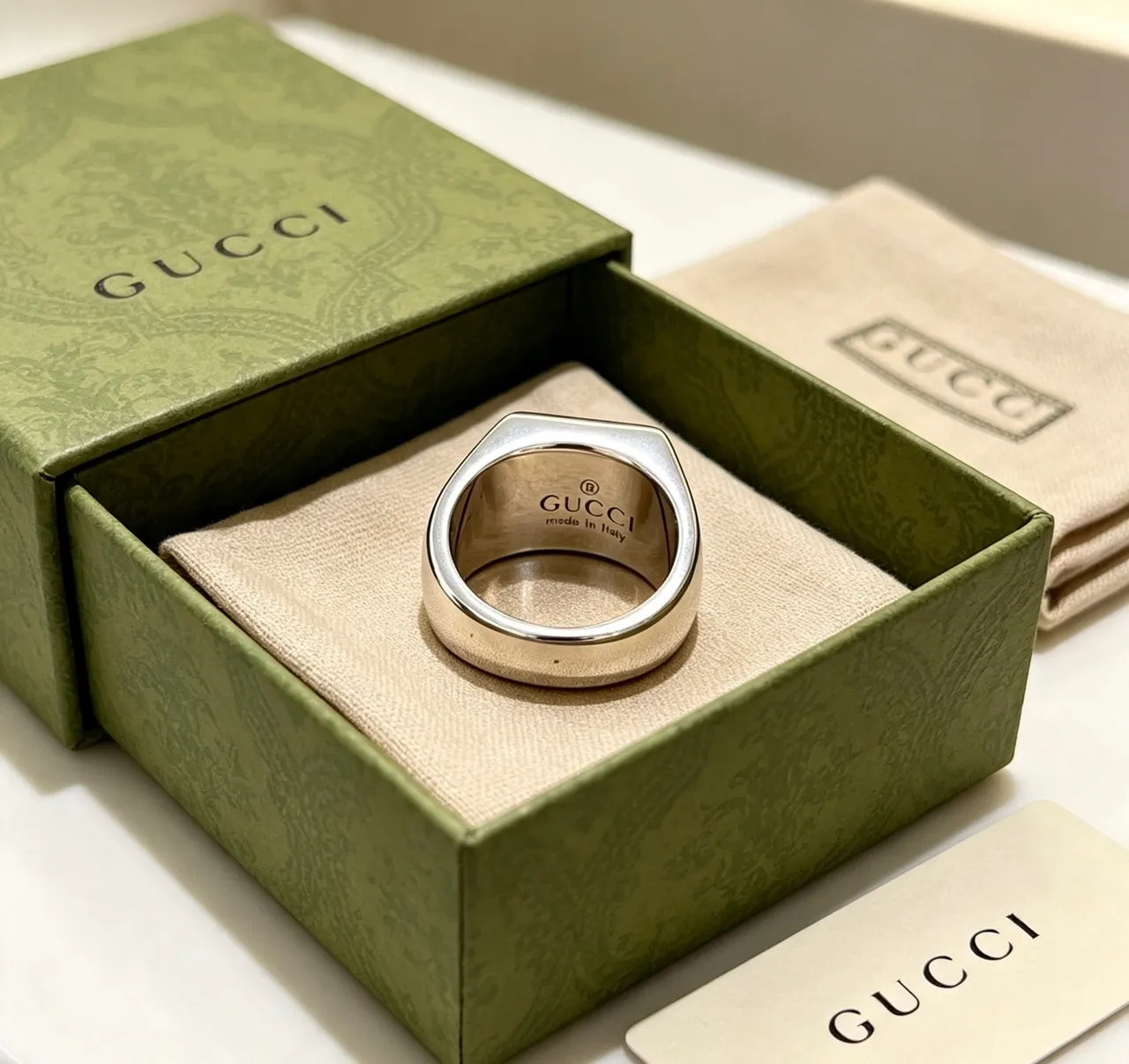 Gucci Screener Silver Black Square Signet Polished Ring