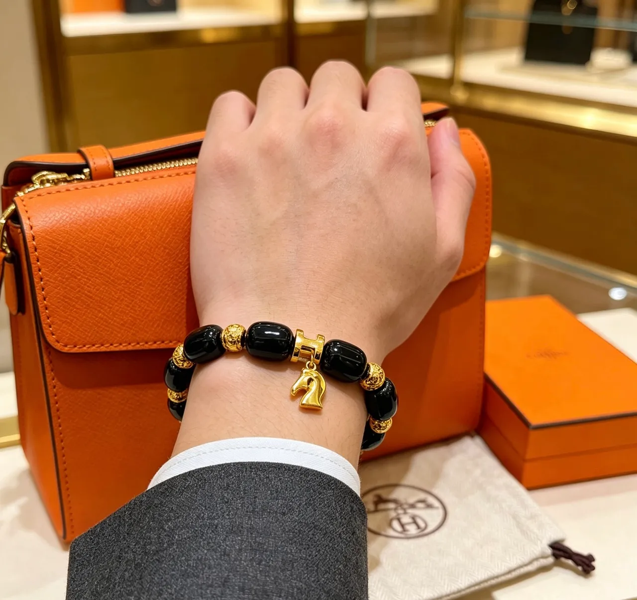 Hermès H and Horsehead Charm Black Gold Onyx-Style Beads Clasp Bracelet