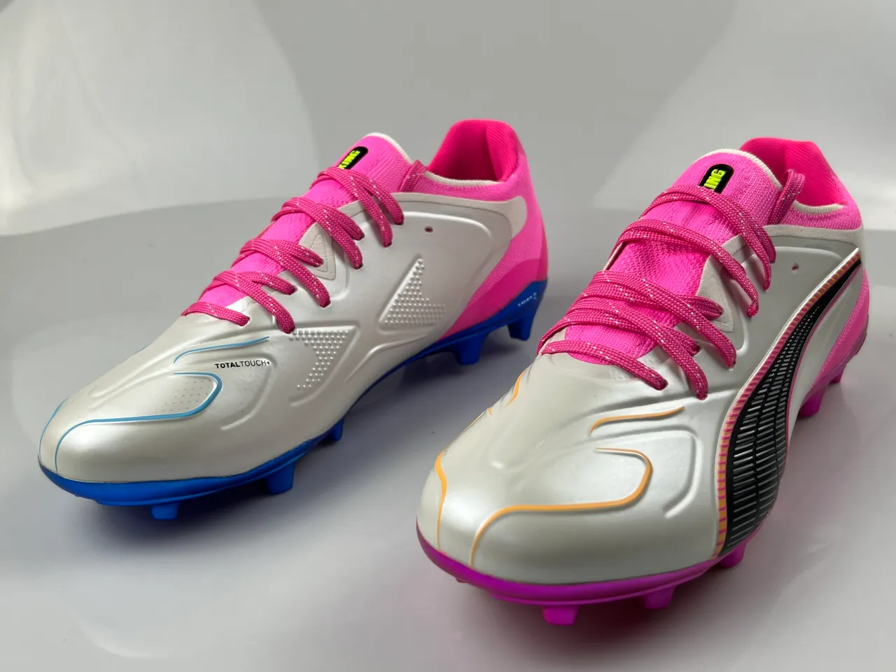 Puma King Silver Pink Low-Cut Synthetic Upper Asymmetric Lacing Firm-Ground Soccer Shoes