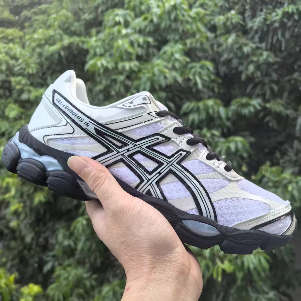 ASICS Gel-Cumulus 16 White and Black Running Shoes