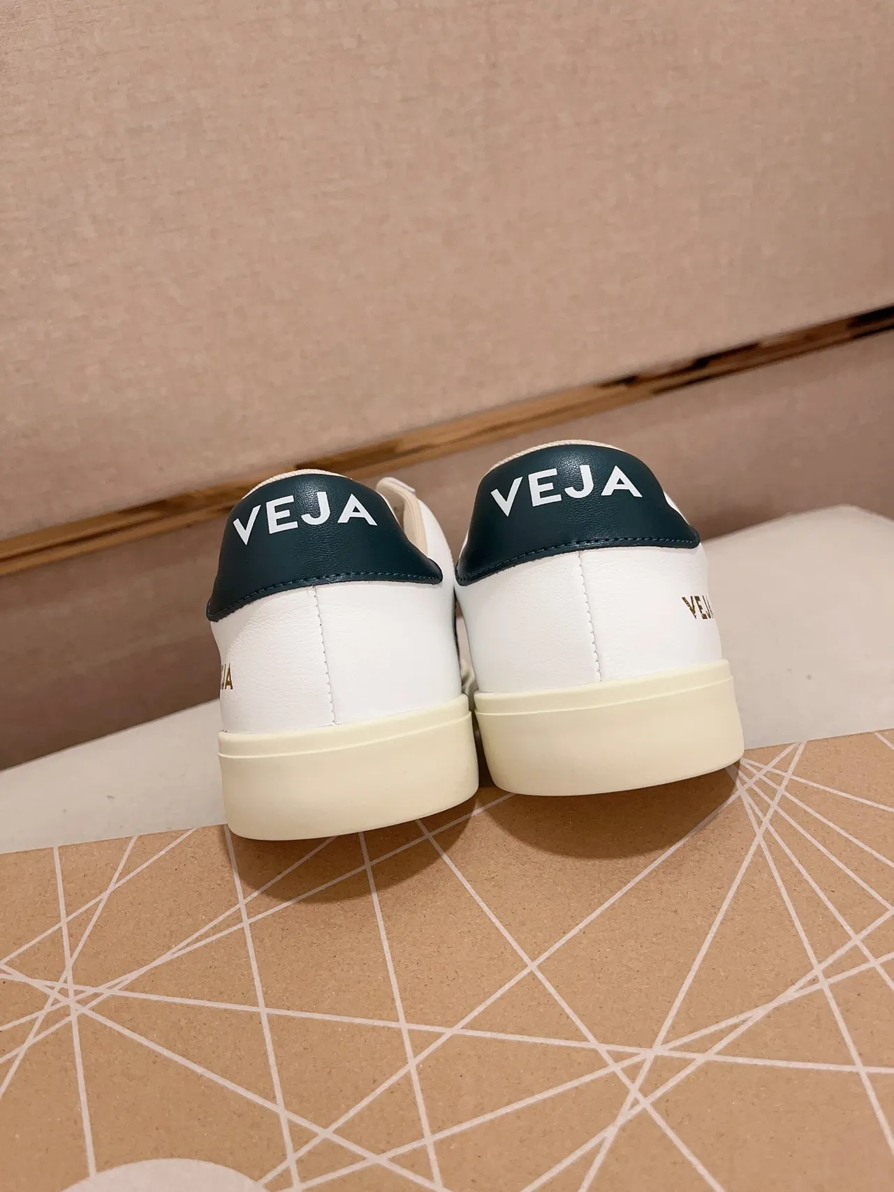 VEJA Esplar White and Dark Green Lifestyle Sneakers