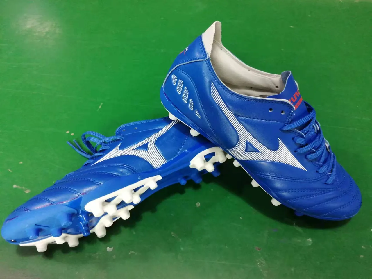 Mizuno Morelia Blue White Leather Upper Stitched Panel Construction Firm-Ground Soccer Shoes