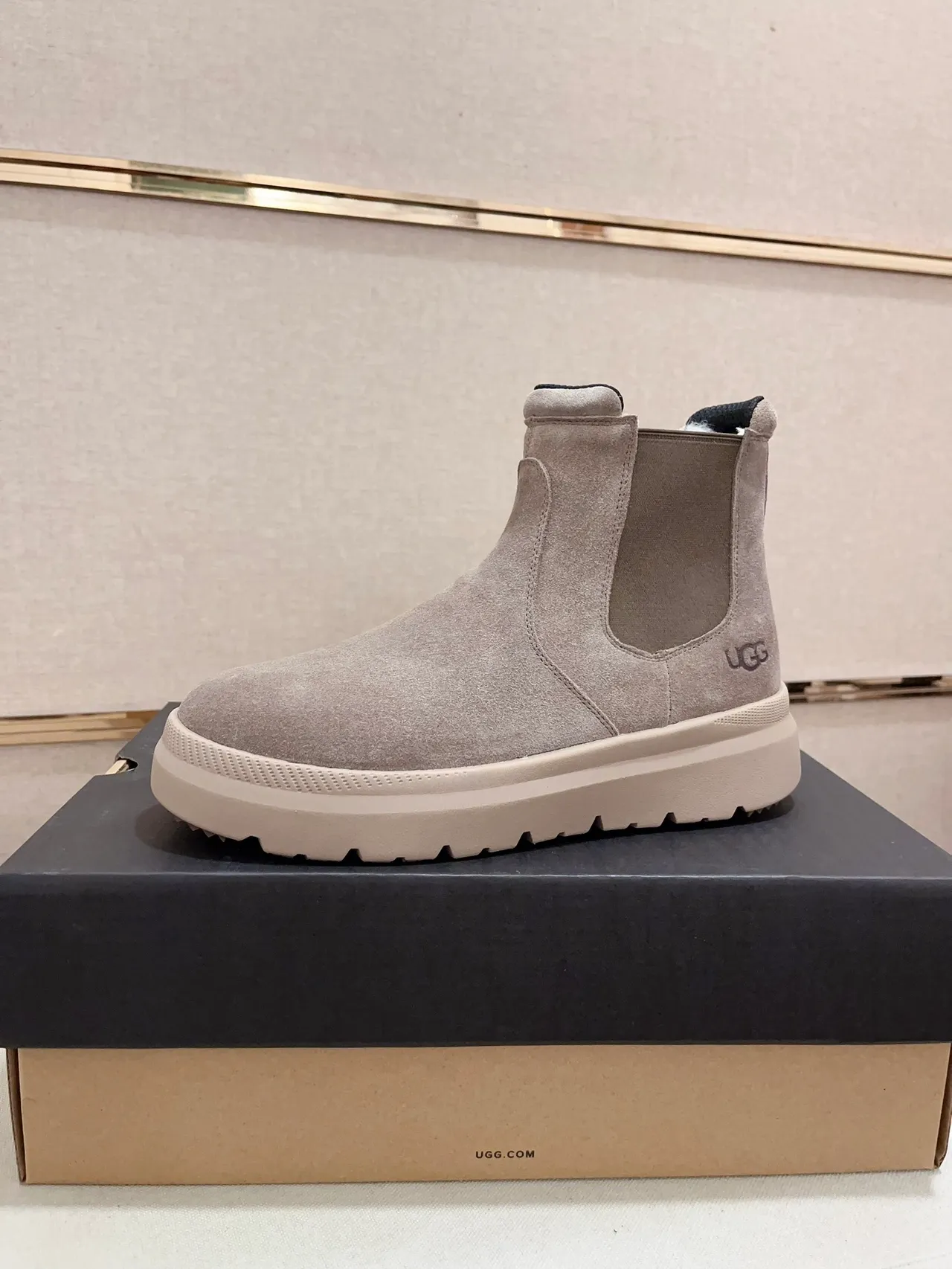 UGG Chelsea Boot Gray Beige Suede Upper Elastic Side Gussets Chelsea Boots
