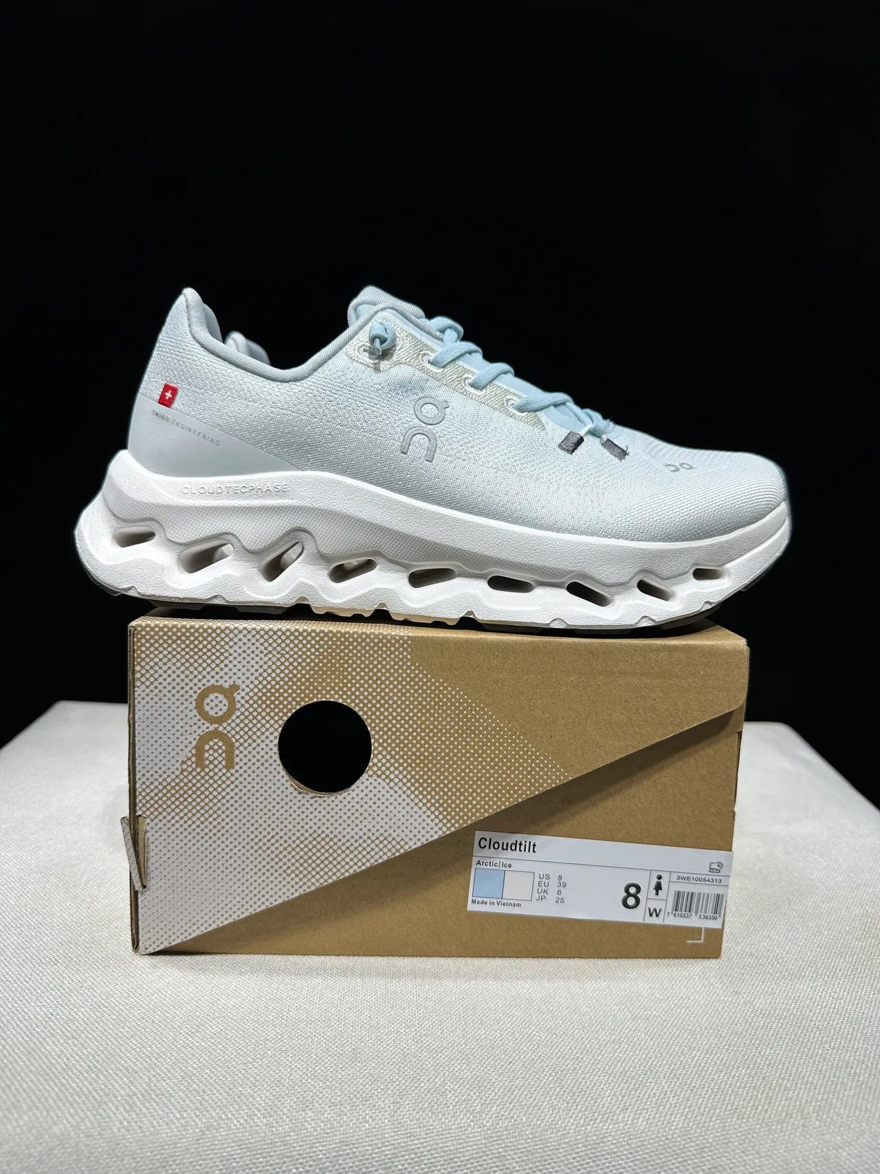On Cloud White Blue Knit Upper Sculpted Hollow Midsole Running Shoes