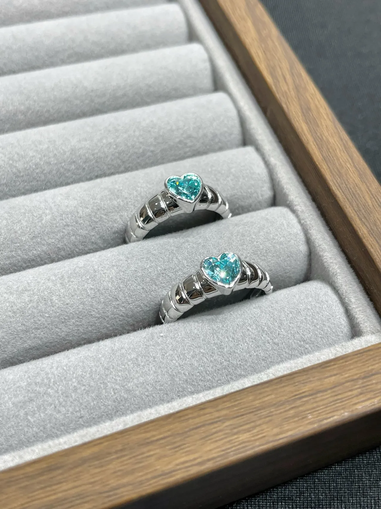 Silver Blue Heart-Shaped Stone Textured Ribbed Band Ring