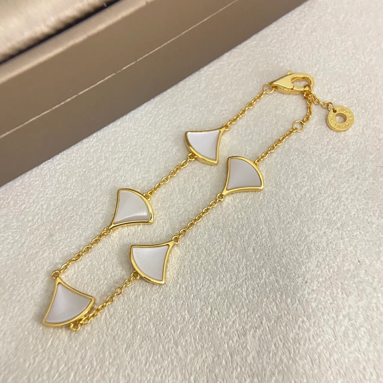 Bvlgari Divas’ Dream White Gold Fan-Shaped Pendants Mother-of-Pearl Inlay Bracelet