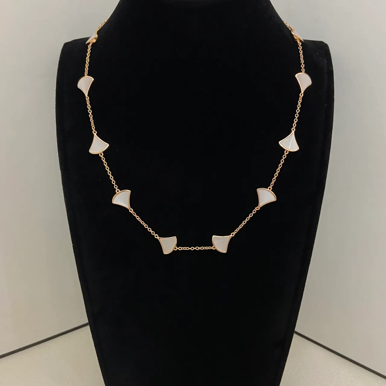 Bvlgari Divas’ Dream White Gold Fan-Shaped Inlays Fine Chain Construction Bracelet