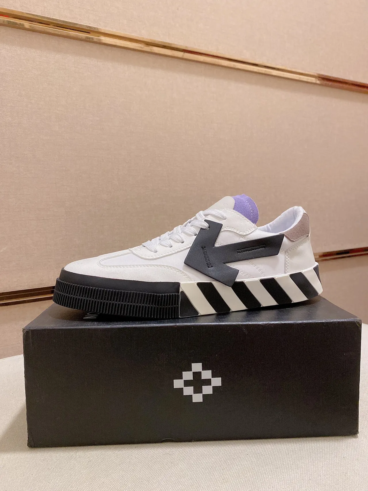 Off-White Black Low-Top Platform Sole Lifestyle Sneakers
