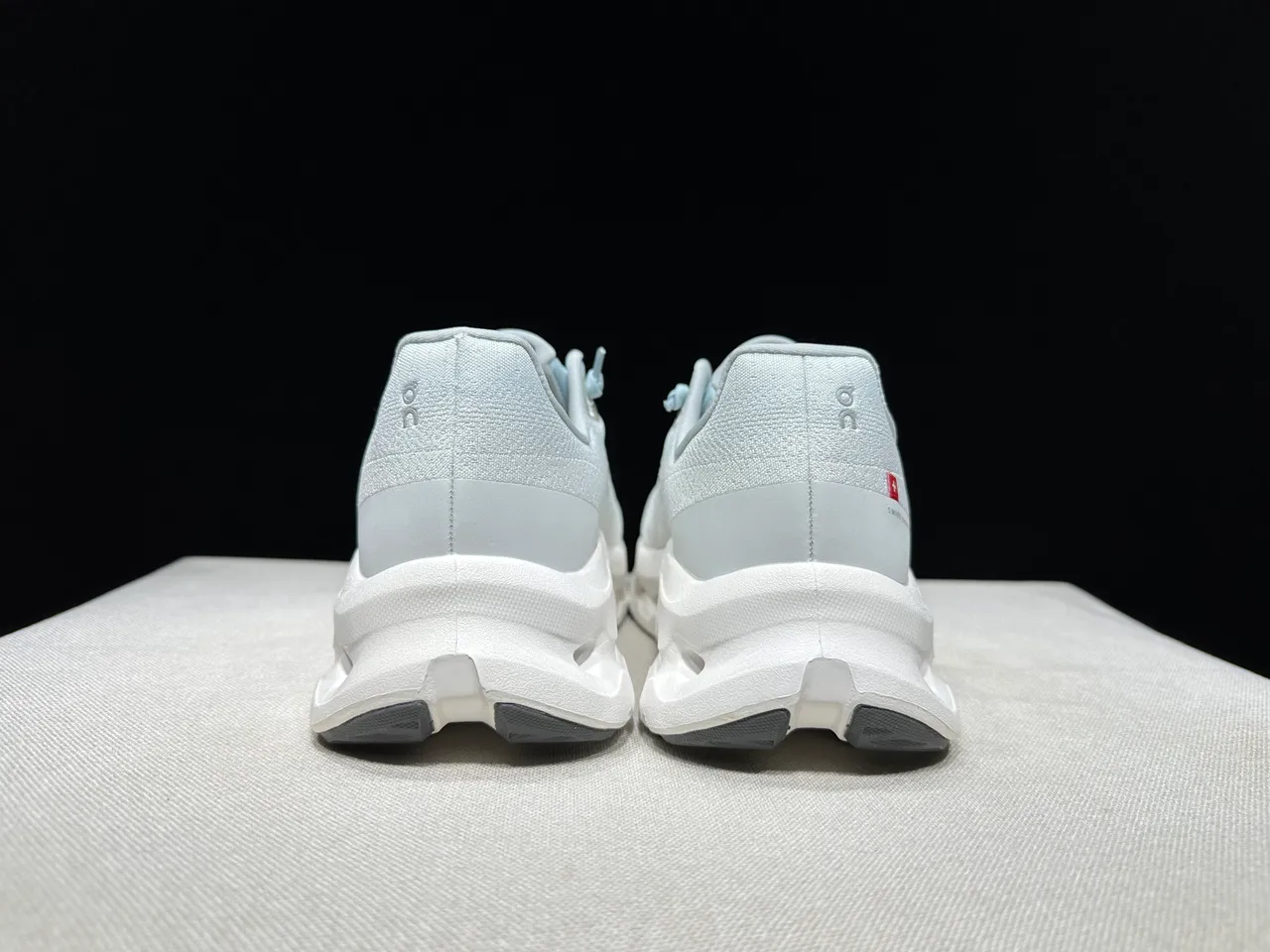 On Cloud White Blue Knit Upper Sculpted Hollow Midsole Running Shoes