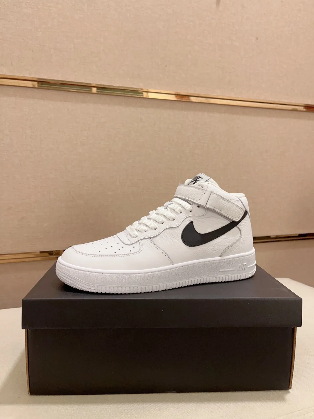 Nike White Black High-Top Leather Upper Lifestyle Sneakers