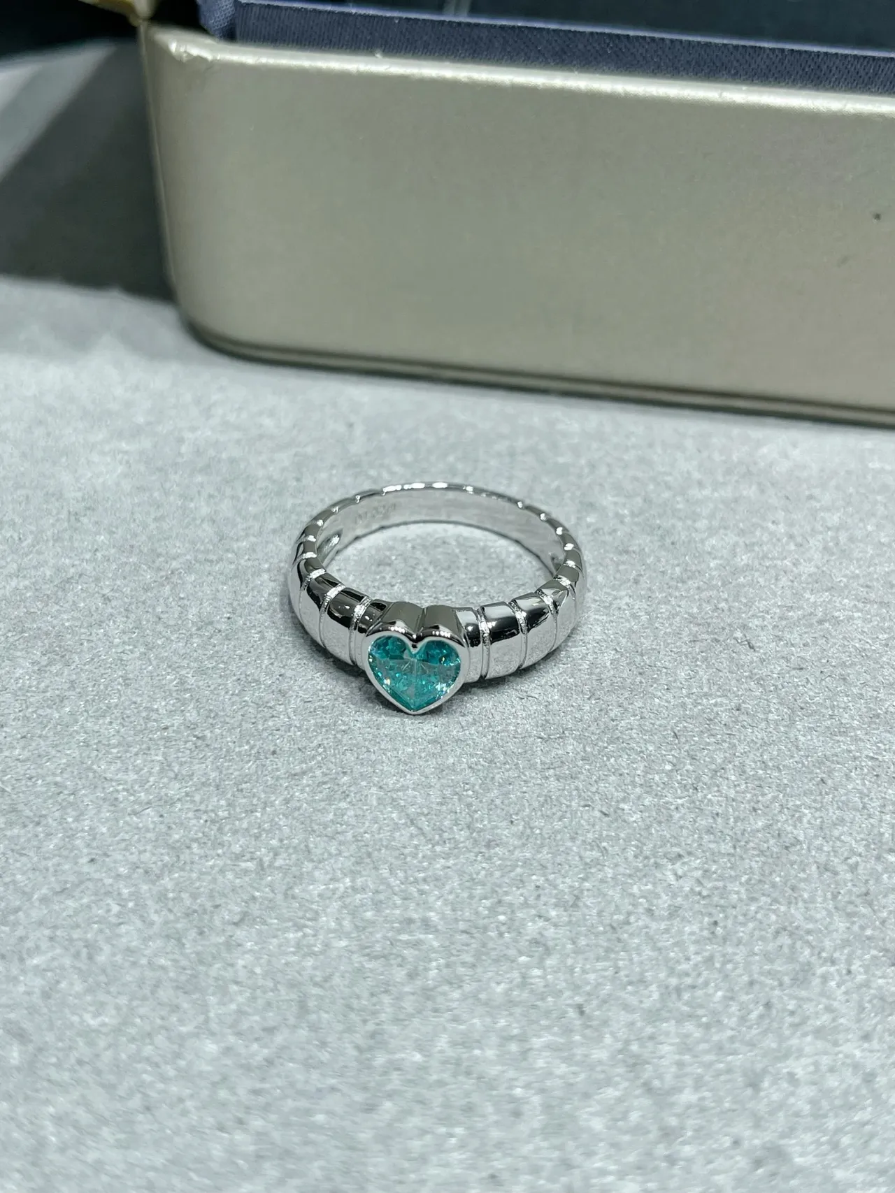 Silver Blue Heart-Shaped Stone Textured Ribbed Band Ring