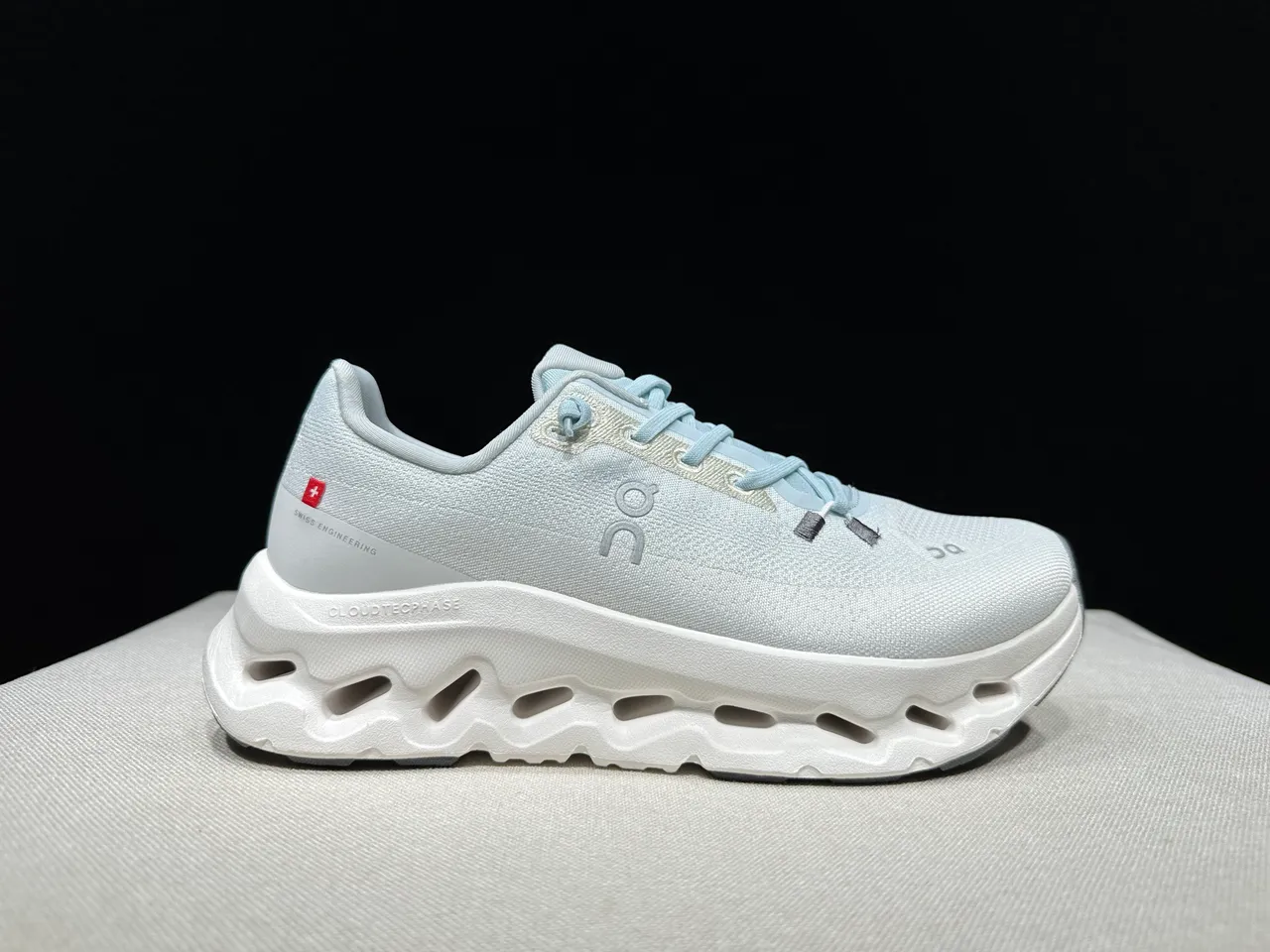On Cloud White Blue Knit Upper Sculpted Hollow Midsole Running Shoes