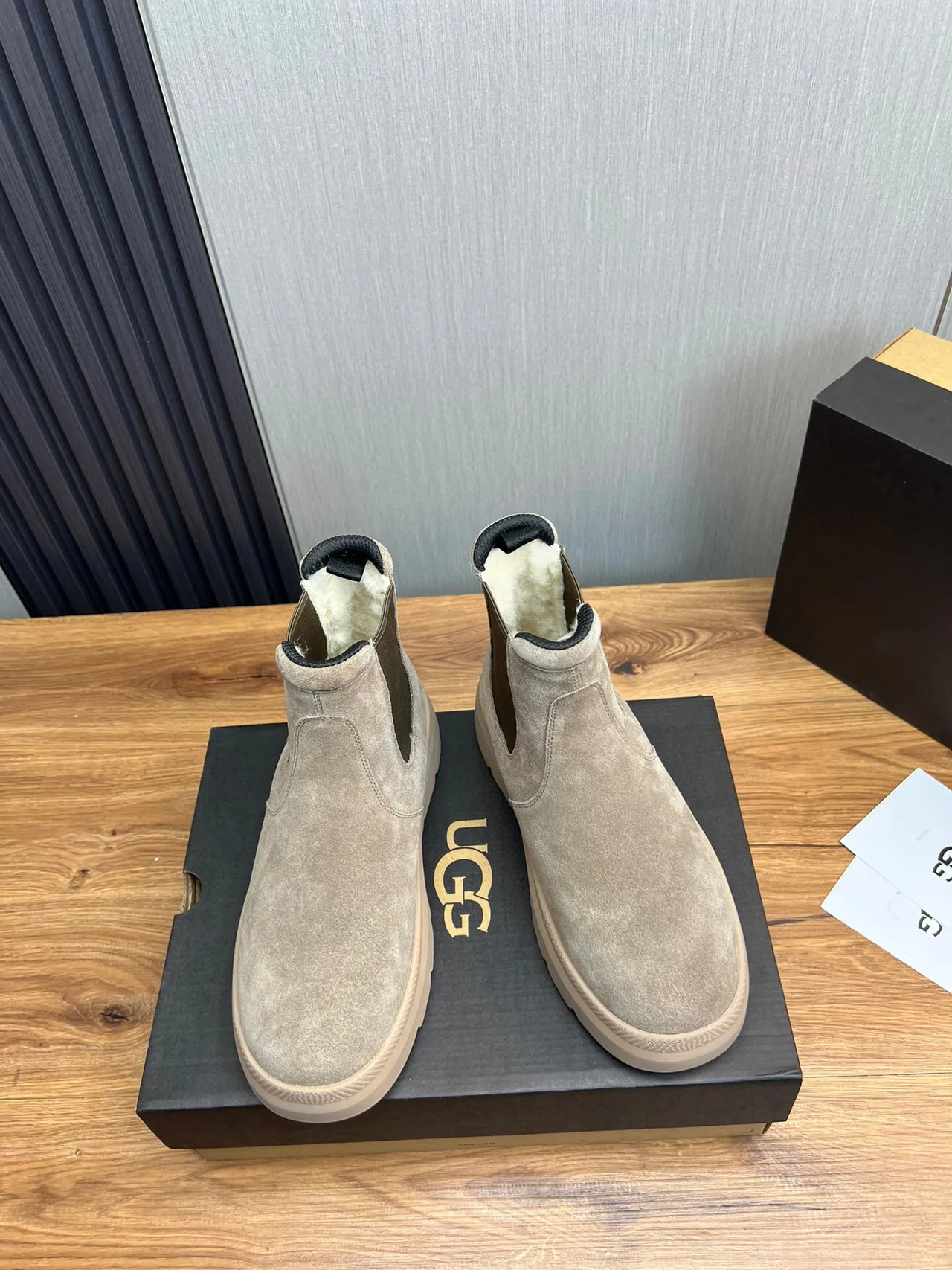 UGG Chelsea Boot Beige White Suede Upper Elastic Side Gussets Chelsea Boots