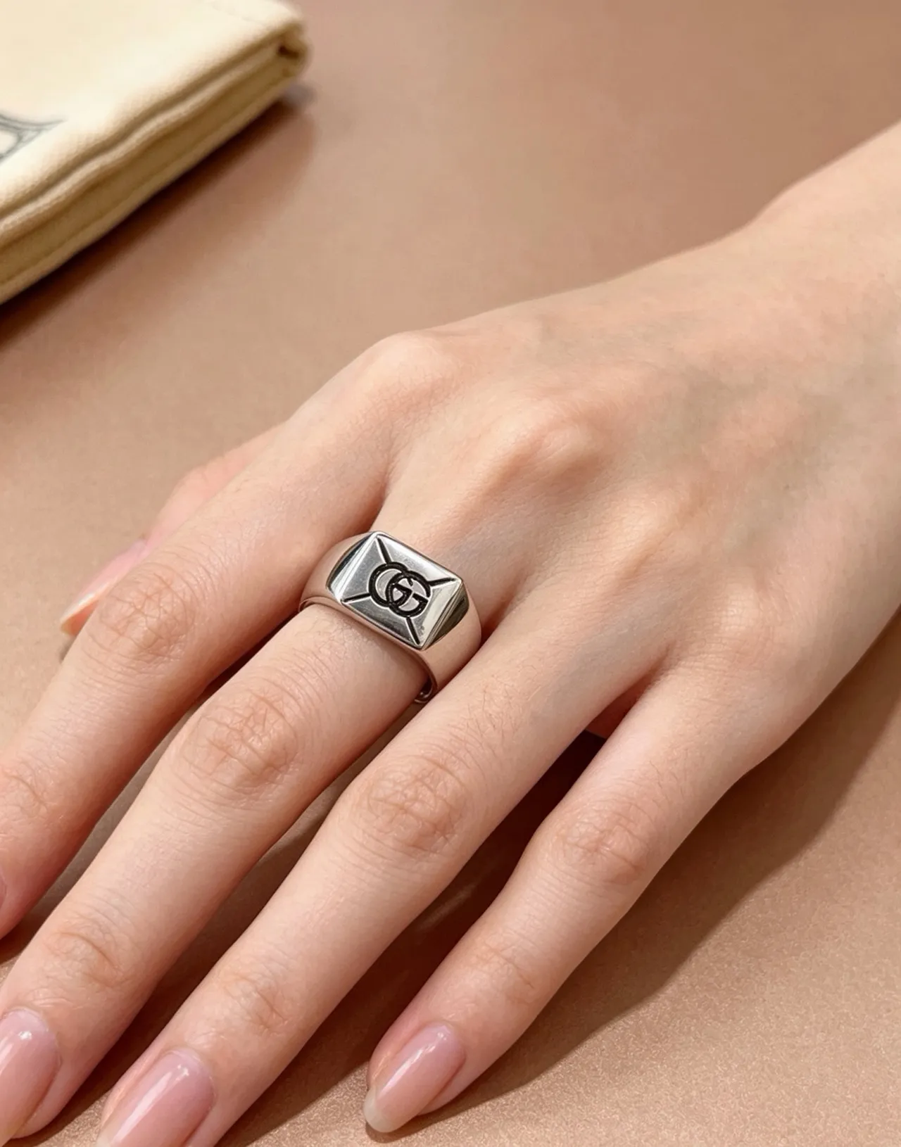 Gucci Screener Silver Black Square Signet Polished Ring