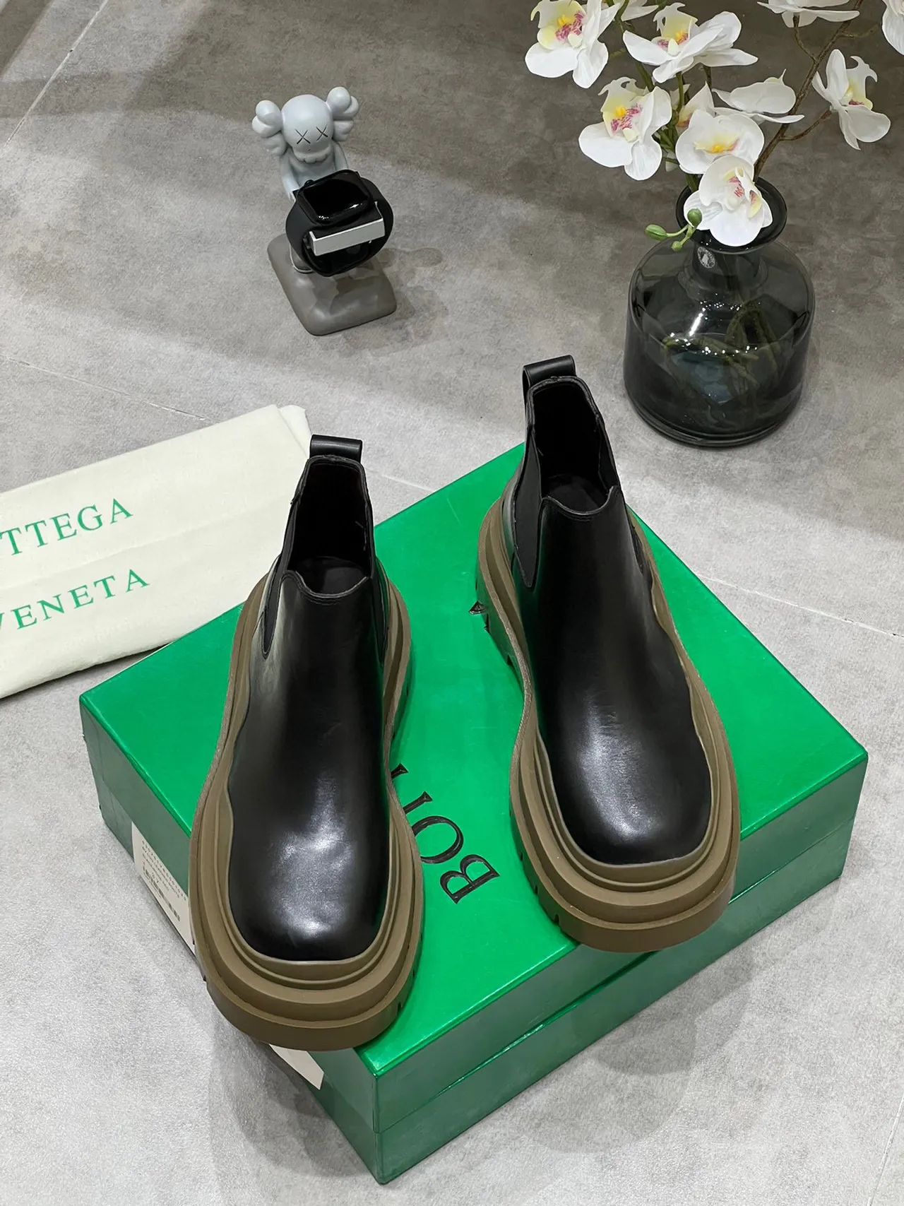 Bottega Veneta Le Cagole Black Leather Chelsea Boots