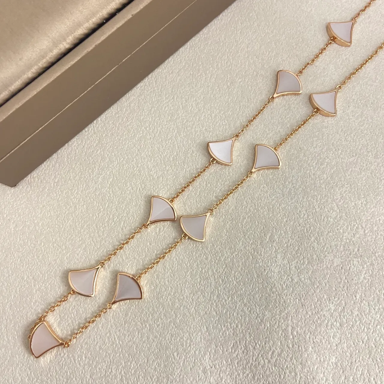 Bvlgari Divas’ Dream White Gold Fan-Shaped Inlays Fine Chain Construction Bracelet