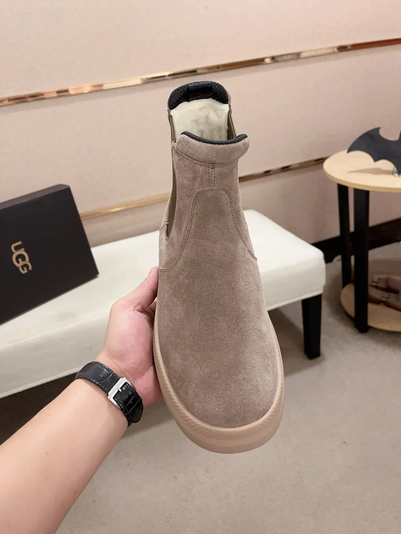 UGG Chelsea Boot Gray Beige Suede Upper Elastic Side Gussets Chelsea Boots