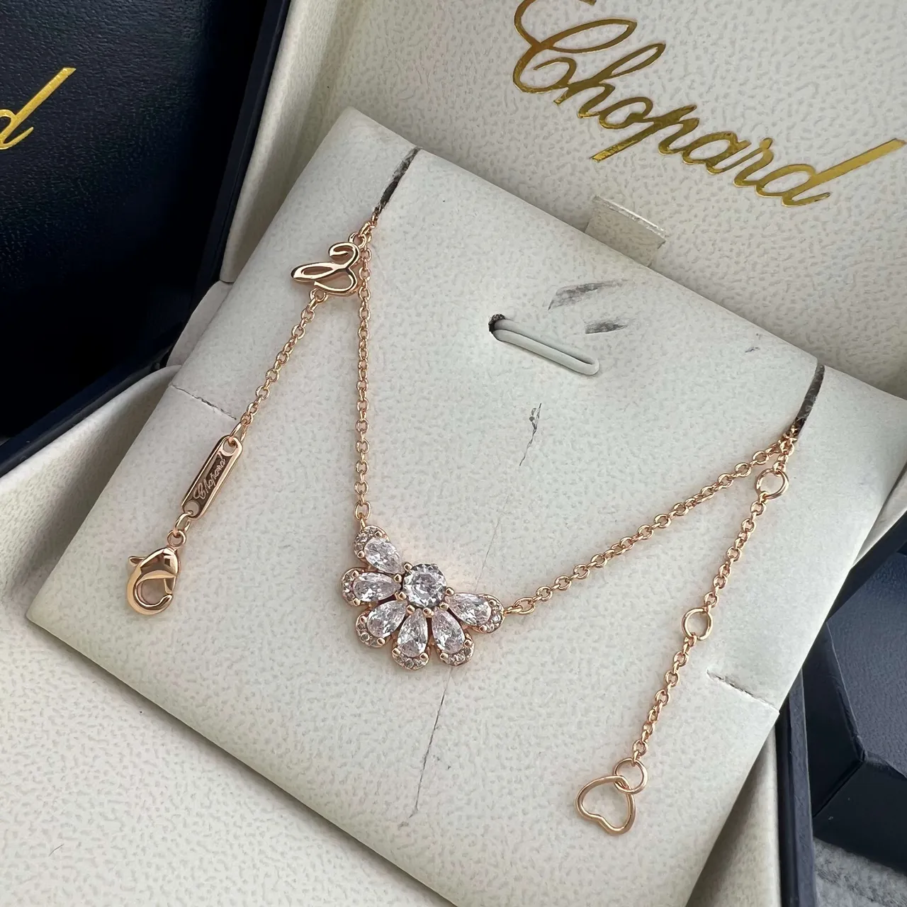 Chopard Gold Silver Floral Daisy Pendant Pear-Shaped And Round-Cut Stones Necklace