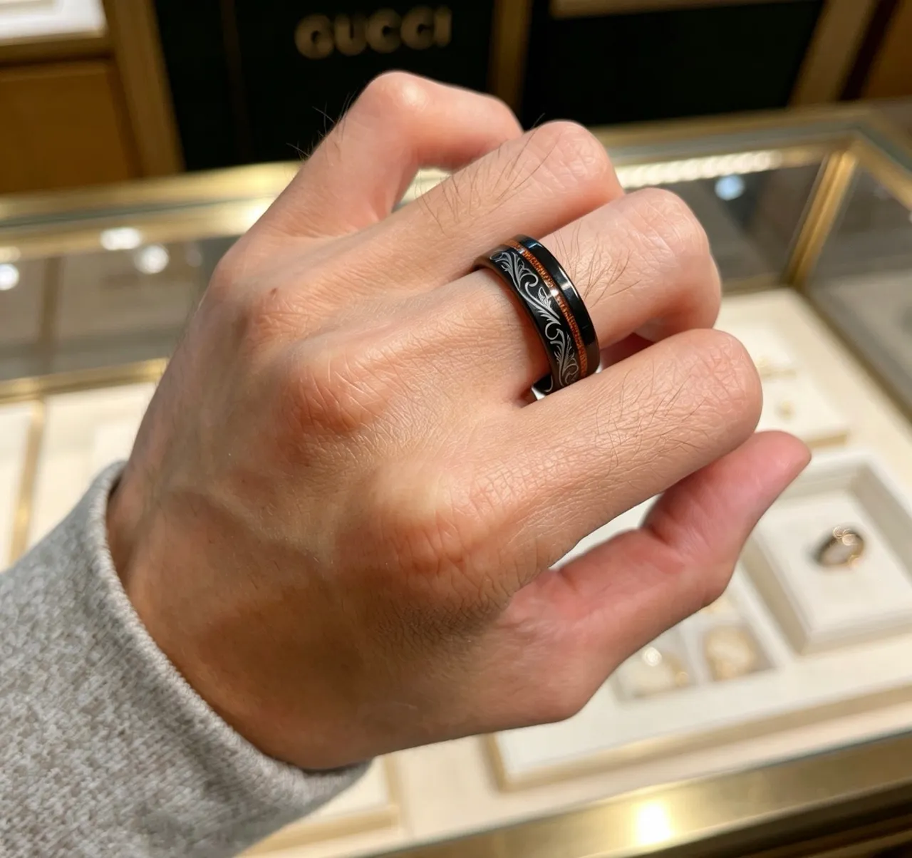 Gucci Black Brown Polished Band Floral Engraving Ring