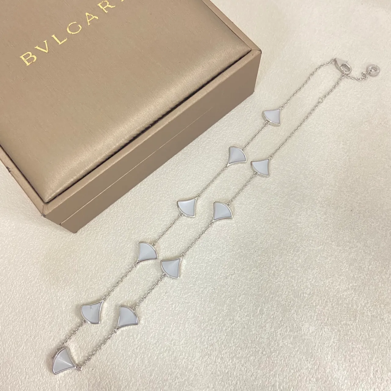 Bvlgari Divas’ Dream White Gold Fan-Shaped Inlays Fine Chain Construction Bracelet