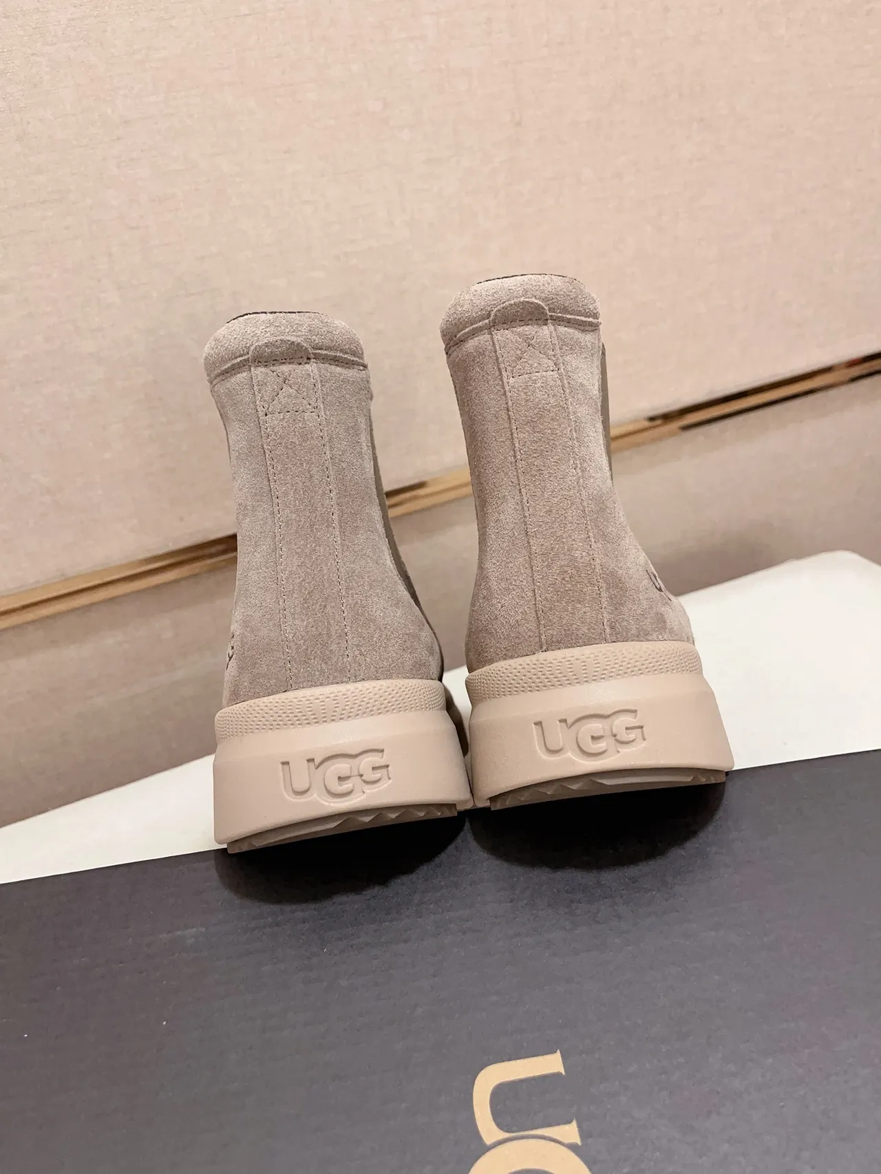 UGG Chelsea Boot Gray Beige Suede Upper Elastic Side Gussets Chelsea Boots