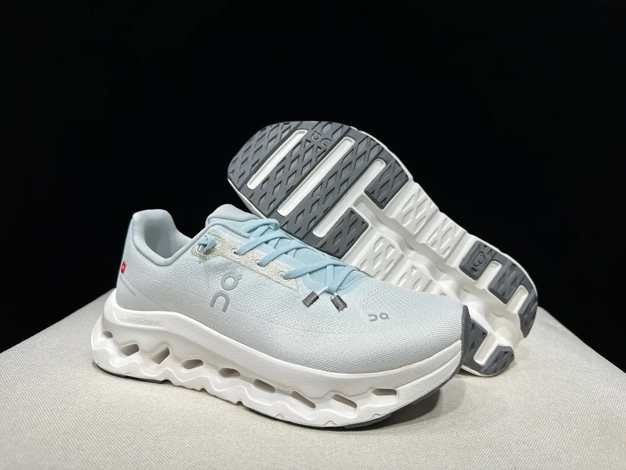 On Cloud White Blue Knit Upper Sculpted Hollow Midsole Running Shoes