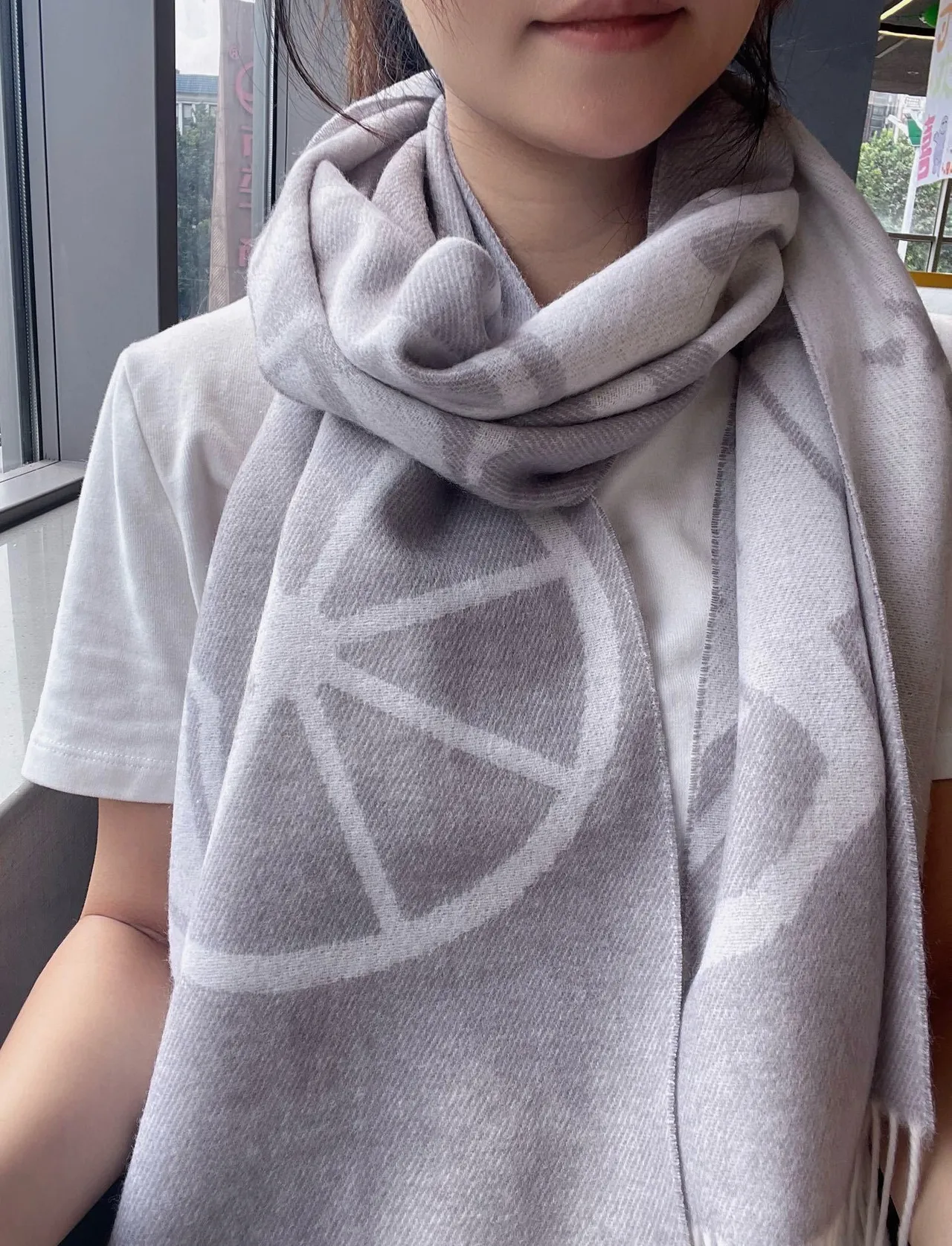 Hermès Calèche Motif Ivory and Gray Cashmere Scarf