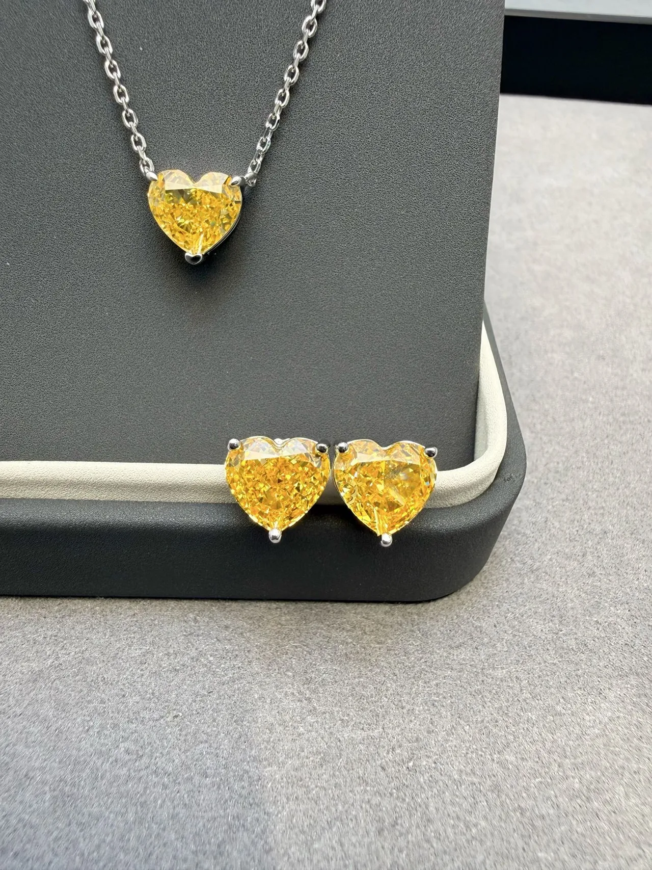 Yellow Silver Heart-Shaped Faceted Gemstone Necklace