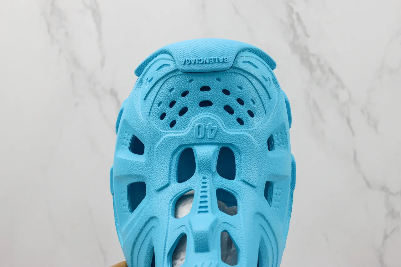 Crocs Classic Clog Light Blue Molded Foam Clog