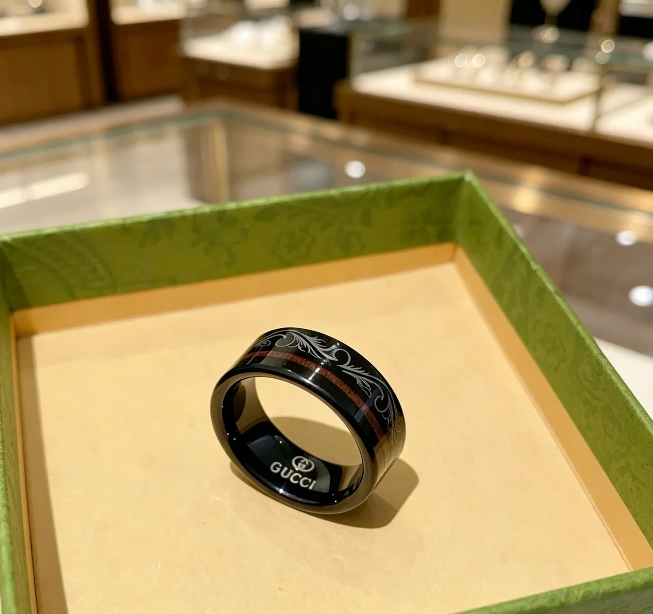 Gucci Black Brown Polished Band Floral Engraving Ring