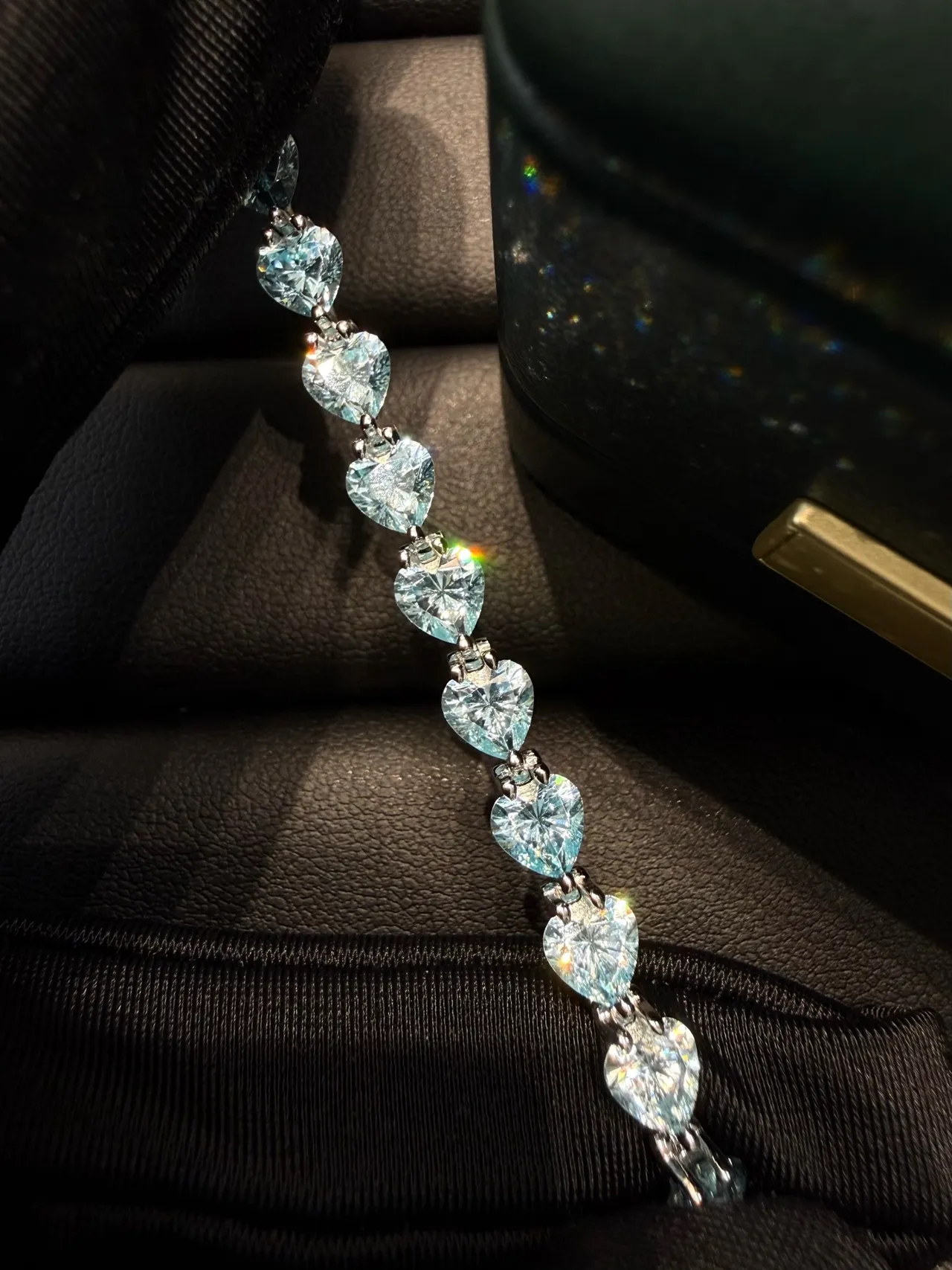 Blue White Heart-Shaped Faceted Stones Linked Chain Construction Necklace