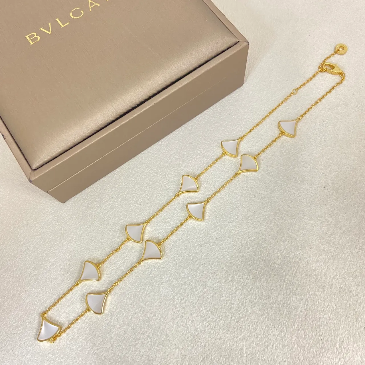 Bvlgari Divas’ Dream White Gold Fan-Shaped Inlays Fine Chain Construction Bracelet