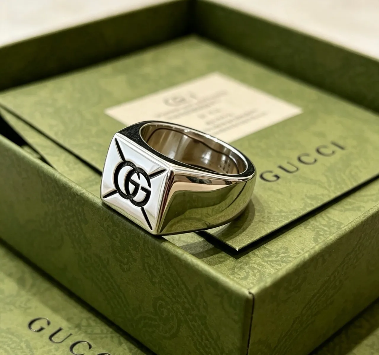 Gucci Screener Silver Black Square Signet Polished Ring